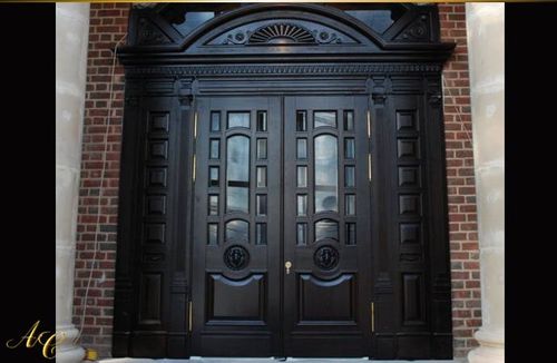 Красивая деревянная дверь 