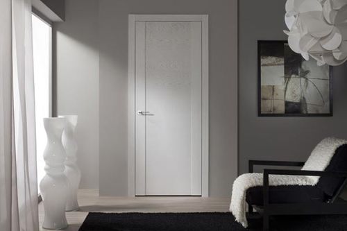 Белая дверь в интерьере квартиры