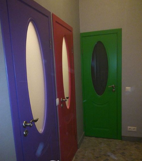 Цветные двери в интерьере